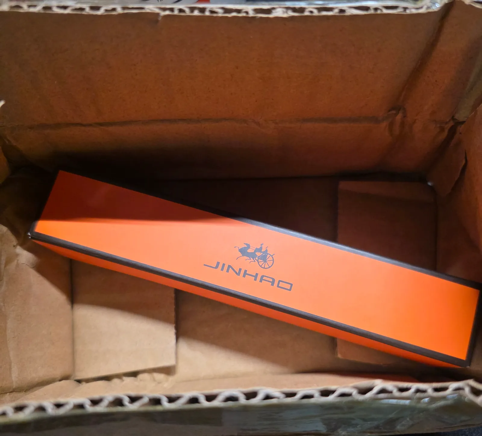 届いた荷物。JINHAOの化粧箱